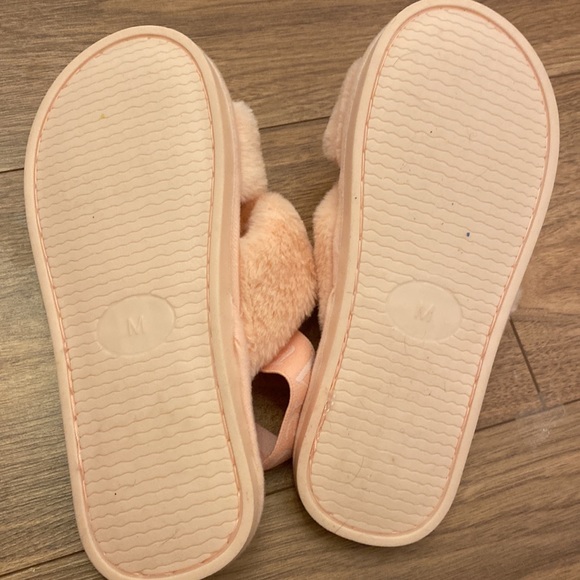 Baby pink slippers worn like once - Picture 4 of 4